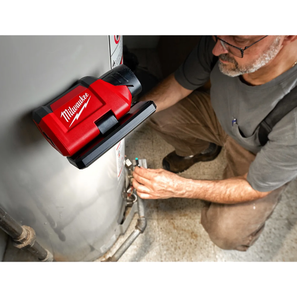 Luz de trabajo Milwaukee M12 ROVER 2367-20 – 700 lm TRUEVIEW, imán trasero, USB 2.1A, cabezal 110°, IP54 (tool-only)